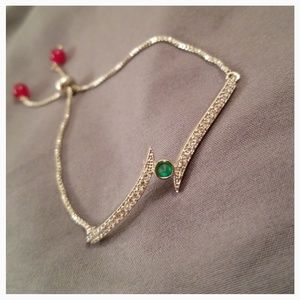 Delicate emerald gem and diamonds bracelet